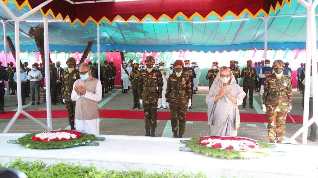 টুঙ্গিপাড়ায় বঙ্গবন্ধুর সমাধিতে রাষ্ট্রপতি ও প্রধানমন্ত্রীর শ্রদ্ধা নিবেদন