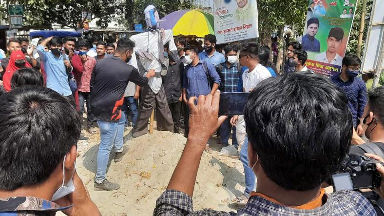 পাবিপ্রবির ভিসির নানা অনিয়ম তদন্তের দাবিতে শিক্ষার্থীদের বিক্ষোভ, কুশপুত্তলিকা দাহ