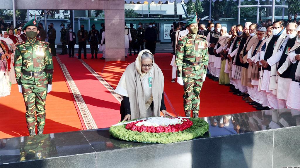 স্বদেশ প্রত্যাবর্তন দিবসে বঙ্গবন্ধুর প্রতিকৃতিতে প্রধানমন্ত্রীর শ্রদ্ধা 