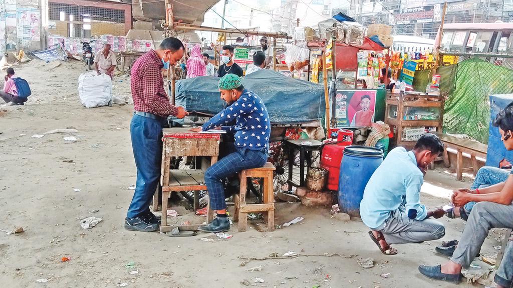 হানিফ ফ্লাইওভারের নিচে দখলের মহোৎসব