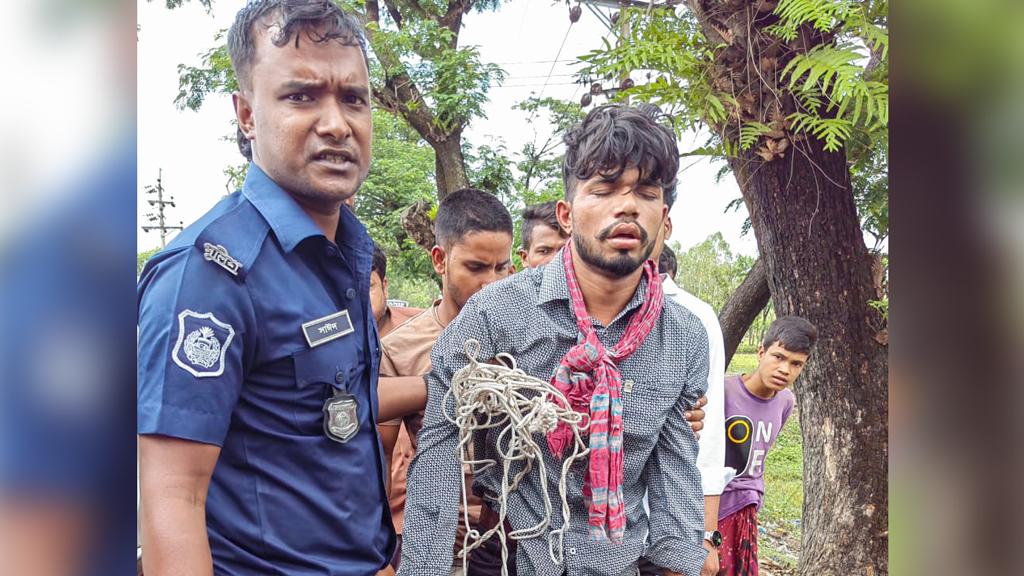 সাতকানিয়ায় প্রাইভেট কার থেকে হাত-পা বাঁধা অবস্থায় যুবক উদ্ধার, হাসপাতালে ভর্তি