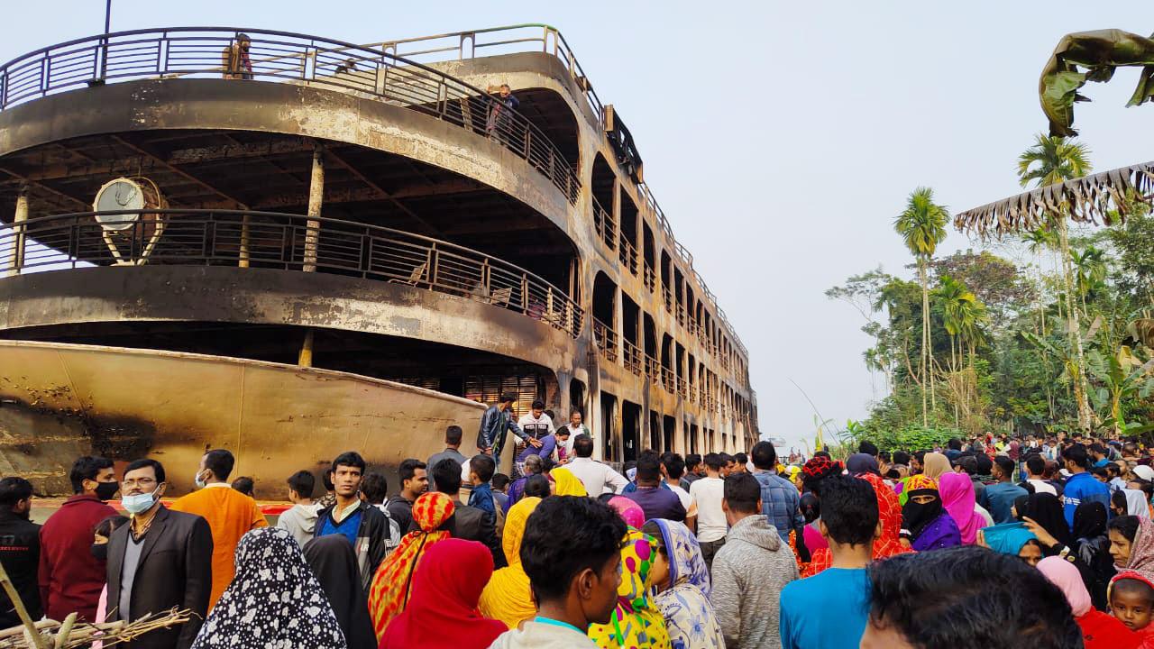 চার মালিকের বিরুদ্ধে গ্রেপ্তারি পরোয়ানা, লঞ্চ ও চালকদের সনদ স্থগিত