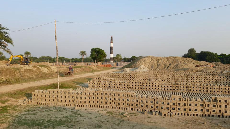 লালপুরে কয়লার সংকটে ইটভাটায় অনিশ্চয়তা