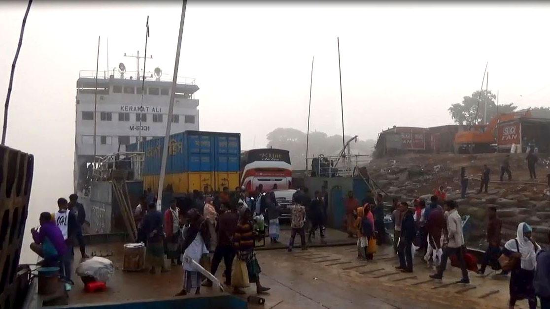 সাড়ে ৩ ঘণ্টা বন্ধ থাকার পর দৌলতদিয়া-পাটুরিয়া নৌরুটে ফেরি চলাচল শুরু