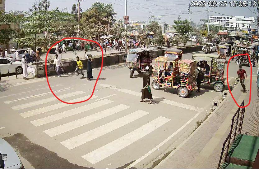 ‘আমরা মুরগি সোহেলের লোক’, অটোরিকশা আটকানোয় ট্রাফিক পুলিশকে মারধর