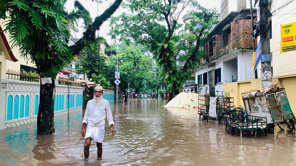 ভারী বৃষ্টিতে সিলেট নগরীতে জলাবদ্ধতা, নদীর পানি বিপৎসীমার ওপরে