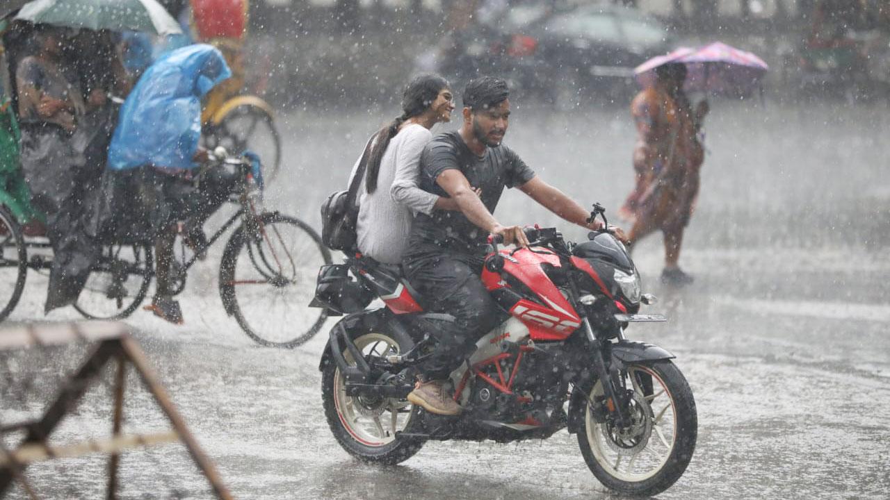 ঢাকায় ঝোড়ো হাওয়ার সঙ্গে একপশলা বৃষ্টি