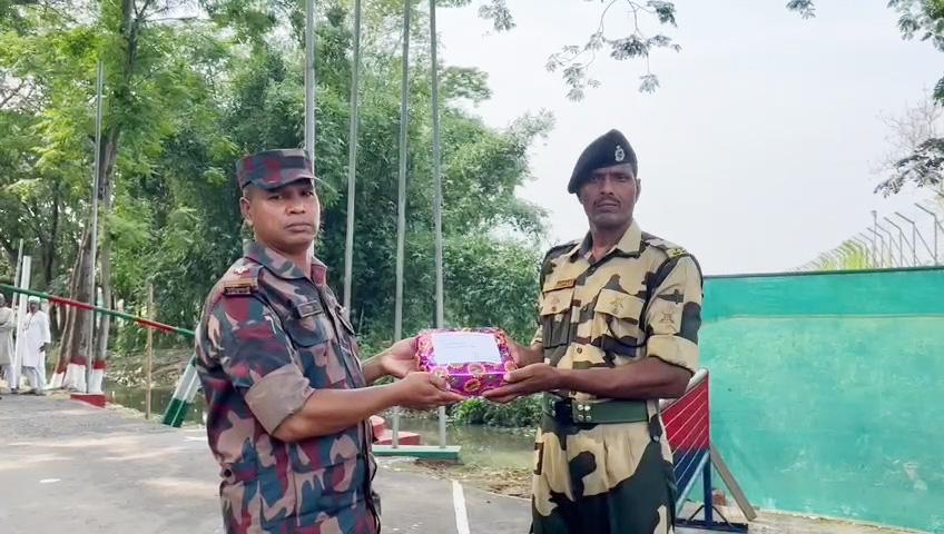 ঈদ উপলক্ষে আখাউড়ায় বিজিবি-বিএসএফের মধ্যে শুভেচ্ছা বিনিময়