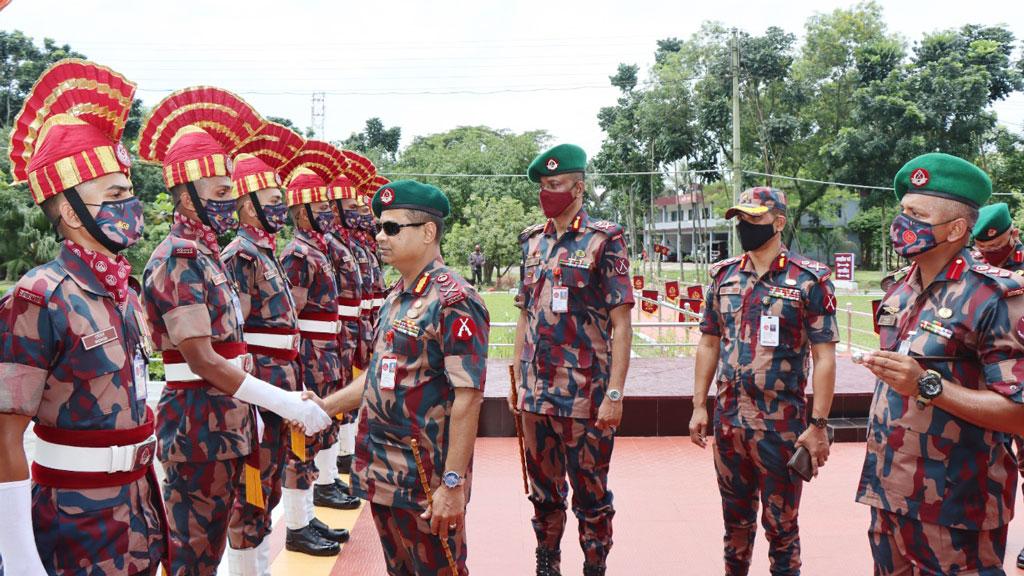 ঈদে দুর্গম অঞ্চলে বিজিবি সদস্যদের সঙ্গে মহাপরিচালক  