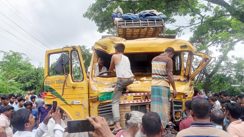 ঈশ্বরদীতে বাস-ট্রাক মুখোমুখি সংঘর্ষে নিহত ১, আহত ১০