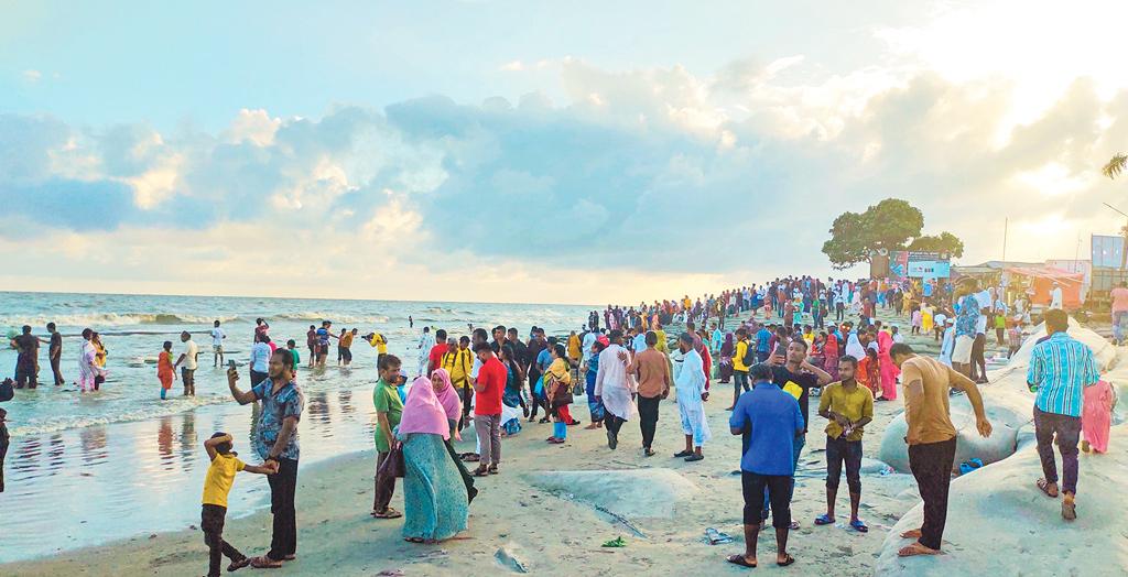 পর্যটকের চাপ বেশি কুয়াকাটায়, ব্যবসা মন্দা কক্সবাজারে