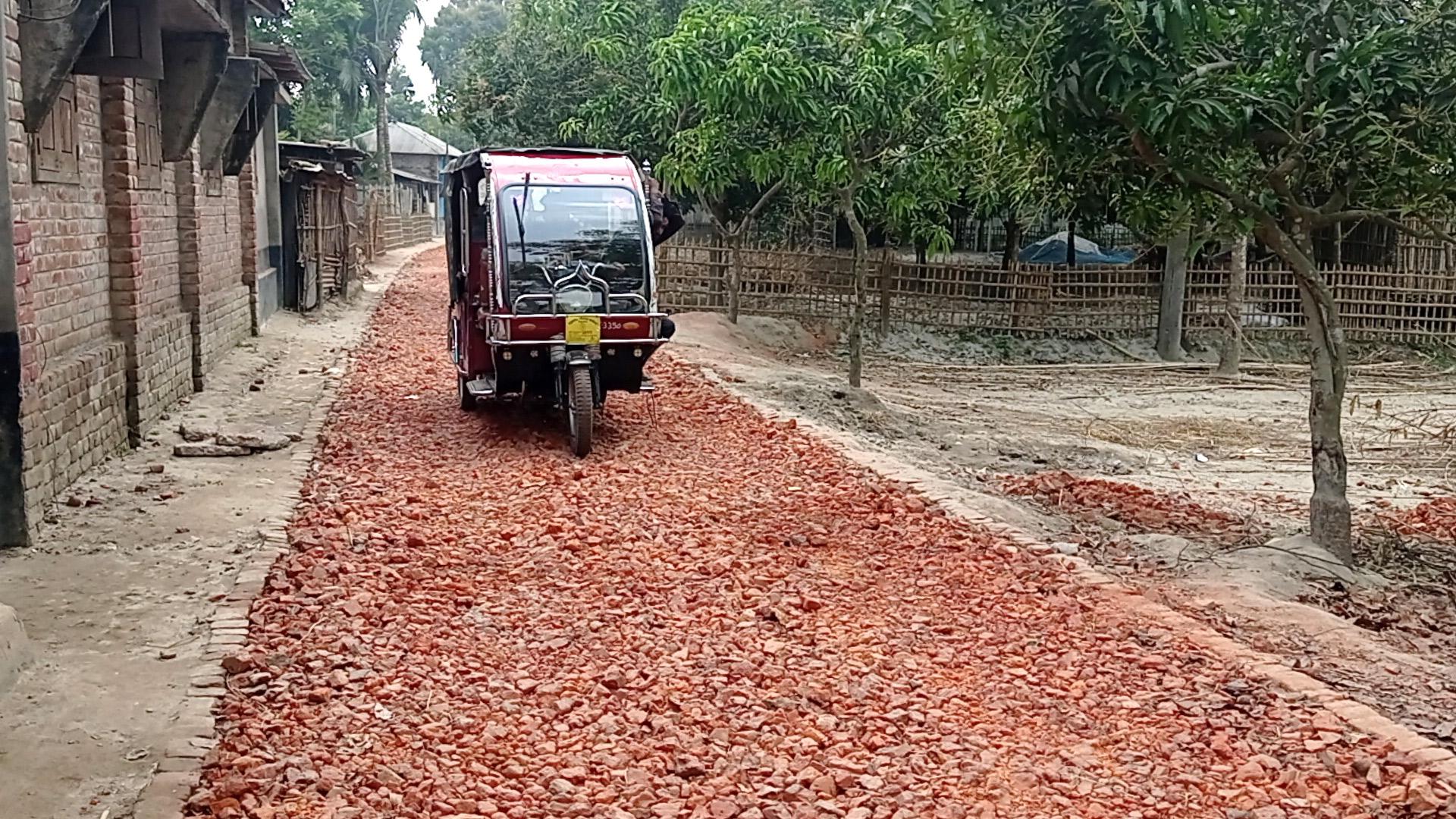 রাস্তায় খোয়া বিছিয়ে  লাপাত্তা ঠিকাদার