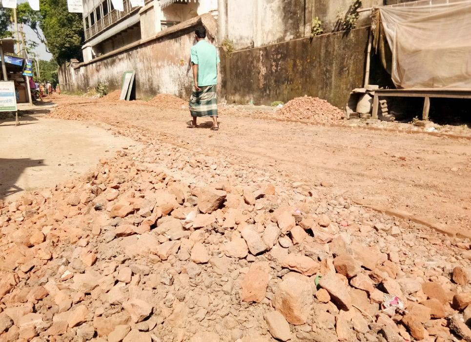 সাটুরিয়ায় রাস্তার কাজে নিম্নমানের সামগ্রী ব্যবহারের অভিযোগ