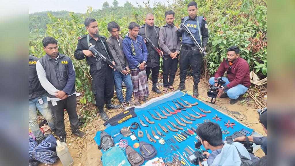 গহিন পাহাড়ে মিলল অস্ত্র ও গোলাবারুদ, আরসার ৩ সদস্য গ্রেপ্তার 