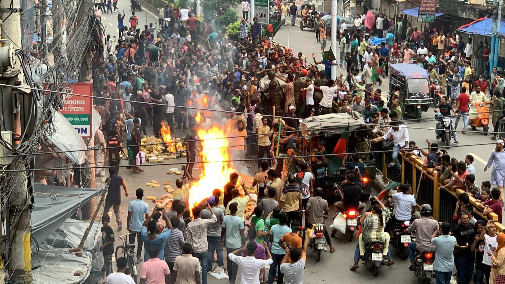 রাজশাহীতে বঙ্গবন্ধুর ম্যুরাল, আ.লীগ নেতাদের ঘরবাড়ি, পুলিশের স্থাপনায় আগুন–ভাঙচুর 