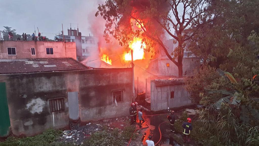 কেরানীগঞ্জে কারখানায় অগ্নিকাণ্ড, দুই শিশুসহ নিহত ৫ 