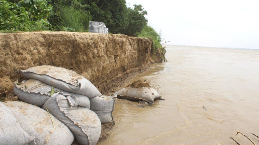 পদ্মার পানি ৯৮ সেন্টিমিটার নিচ দিয়ে প্রবাহিত, আতঙ্কে কয়েক হাজার মানুষ