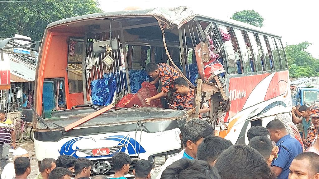 নিয়ন্ত্রণ হারিয়ে ভ্যান ও লেগুনাকে বাসের ধাক্কা, আহত ১০ 