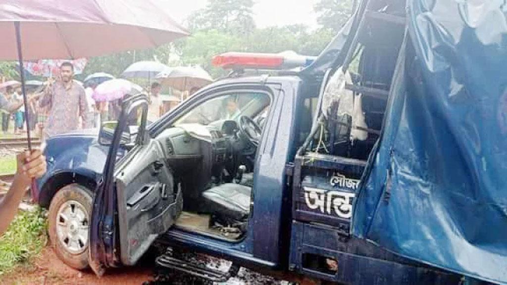 সীতাকুণ্ডে পুলিশভ্যানে ট্রেনের ধাক্কায় হতাহতের ঘটনায় মামলা, দুটি তদন্ত কমিটি গঠন