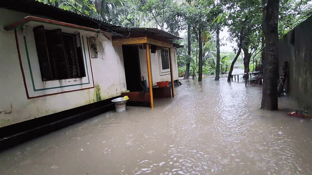 টানা বৃষ্টিতে লক্ষ্মীপুর শহরে জলাবদ্ধতা, দুর্ভোগে মানুষ