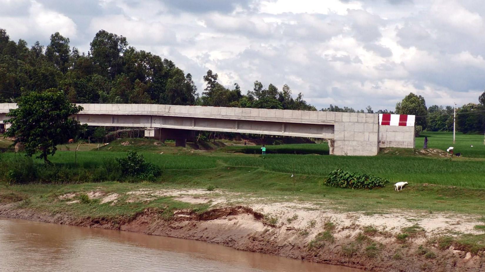 ২১ কোটি টাকার সেতু সড়কের অভাবে অলস