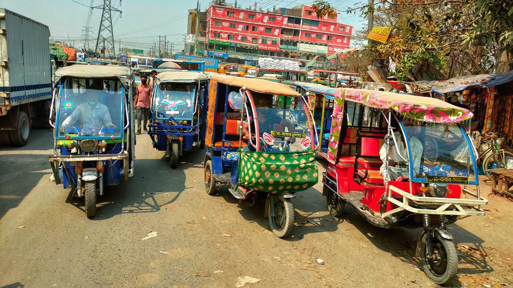 অবৈধ ব্যাটারিচালিত ইজিবাইকে অতিষ্ঠ জনসাধারণ