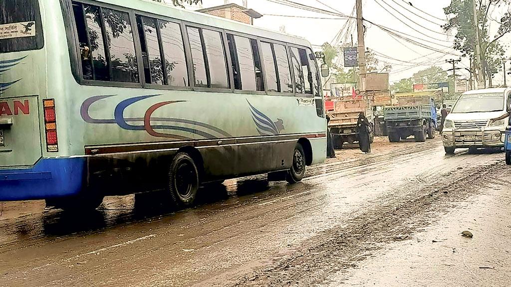 লবণপানিতে চট্টগ্রাম-কক্সবাজার মহাসড়ক যেন মরণফাঁদ