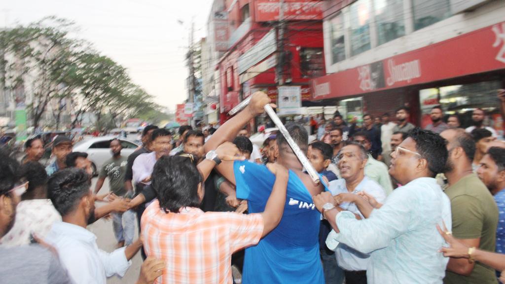 রিজভীর পাশে দাঁড়ানো নিয়ে মারামারির মধ্যে মোবাইল ফোন ‘চুরি’