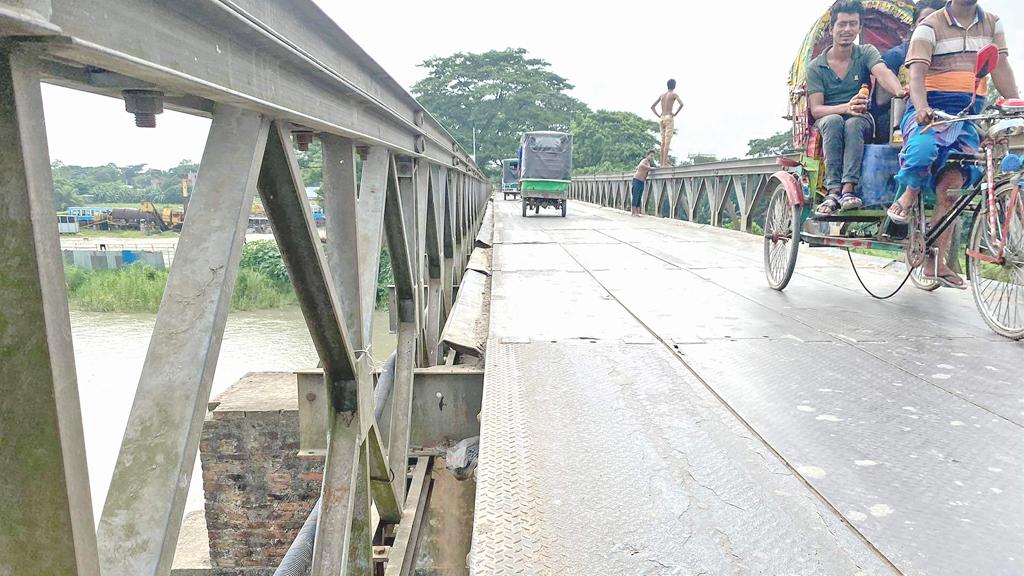 জোড়াতালির সেতুতে ঝুঁকি