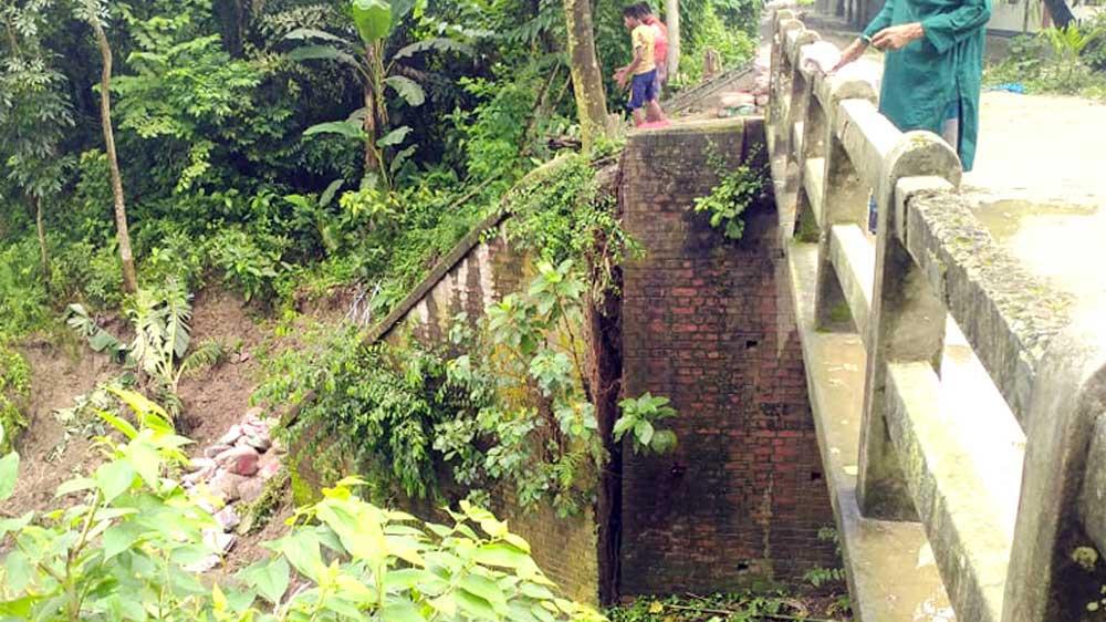 শেরপুরে ব্রিজের গাইড ওয়ালে ধস, বড় ধরনের ঝুঁকির আশঙ্কা