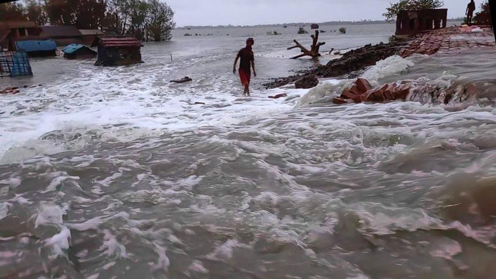 পাইকগাছায় বেড়িবাঁধ ভেঙে তলিয়ে গেছে চিংড়ির ঘের