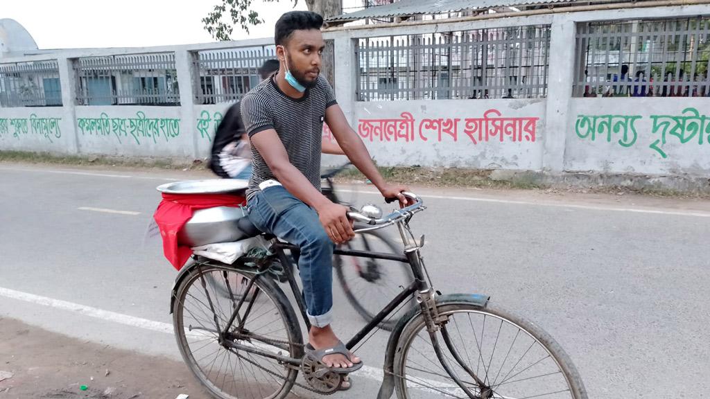 সাইকেলে বিরিয়ানি, ফোন করলেই দুয়ারে হাজির