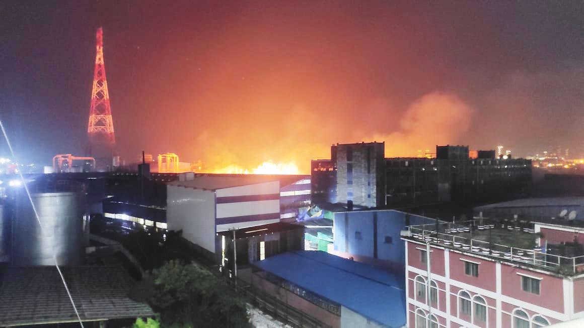 ৯ ঘণ্টায়ও নিয়ন্ত্রণে আসেনি সুপার বোর্ড কারখানার আগুন, তদন্তে কমিটি 