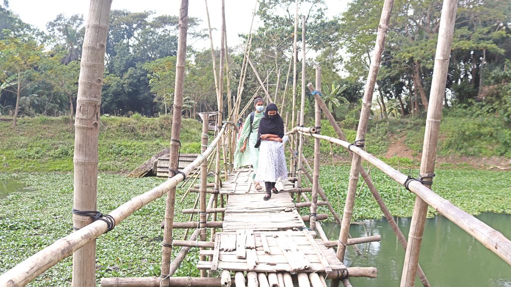 ১৫ গ্রামের মানুষের ভরসা সাঁকো