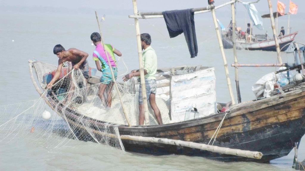 কারেন্ট জাল কারখানা থেকে নিষিদ্ধ চান জেলেরা