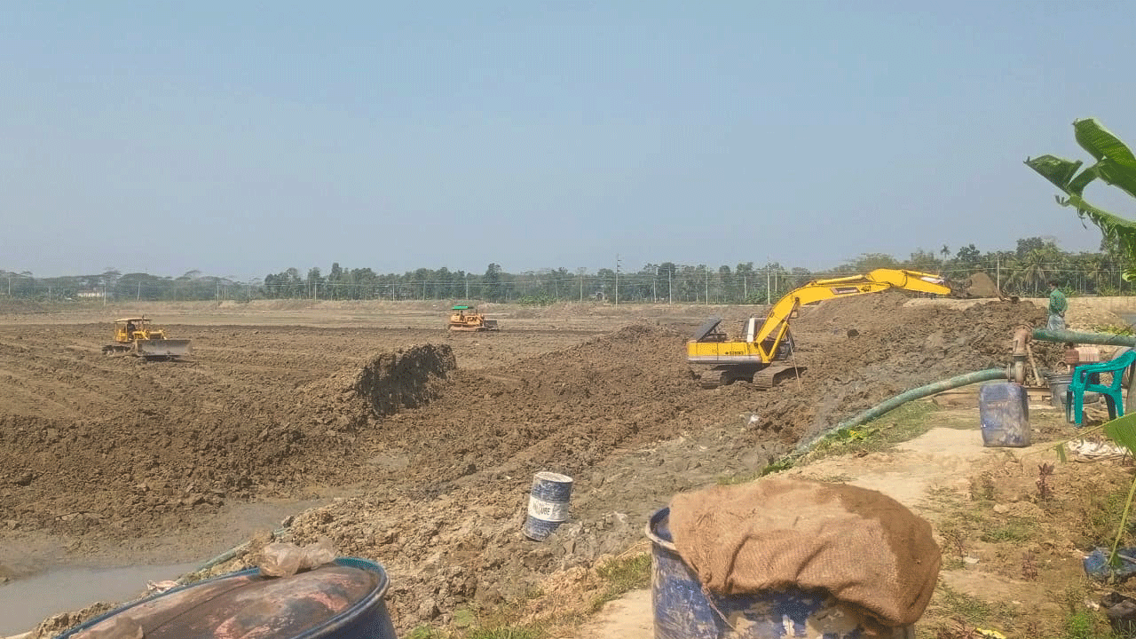 তিন ফসলি জমিতে পুকুর খনন