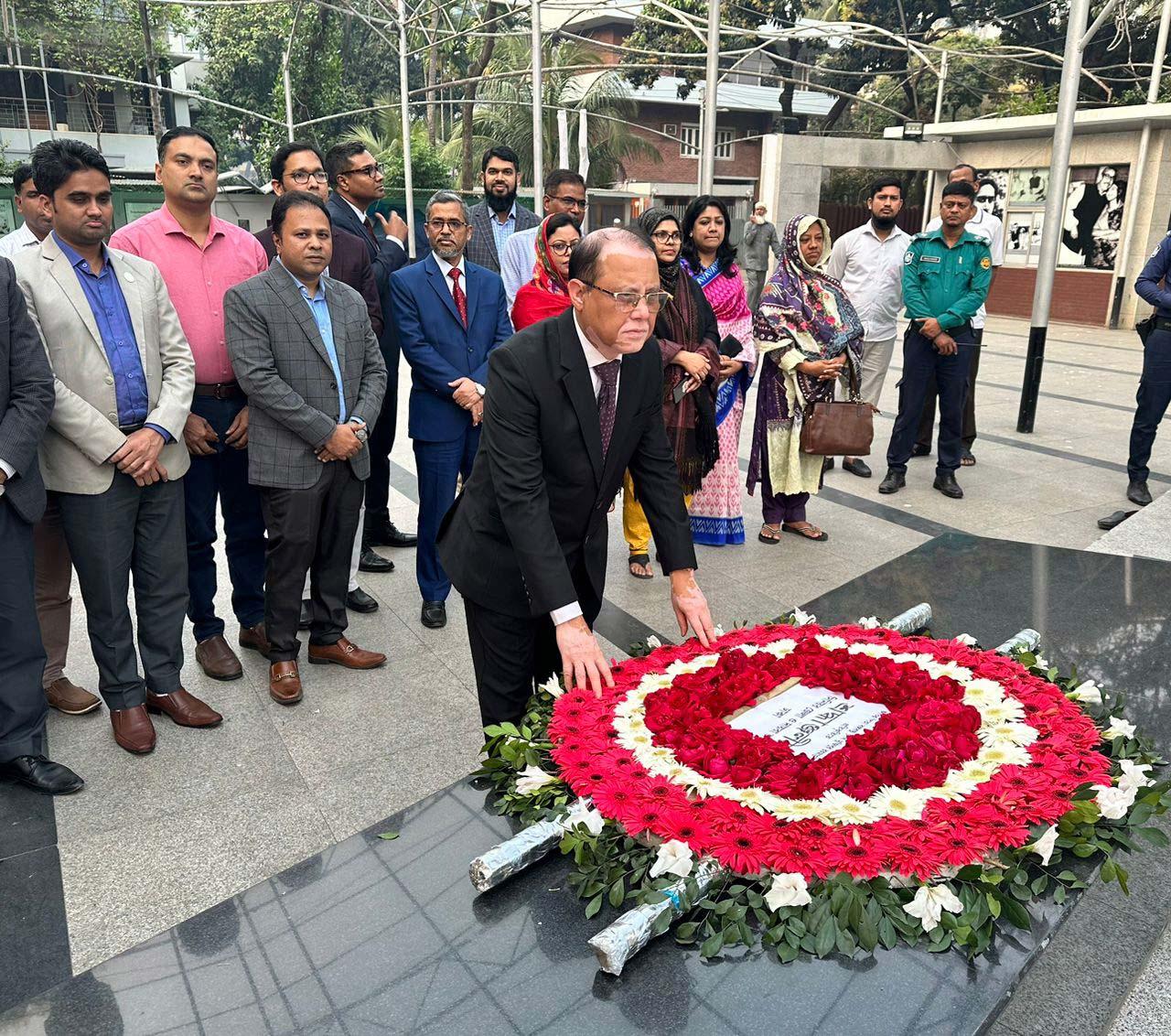 বিচারকদের নিয়ে বঙ্গবন্ধুর প্রতিকৃতিতে ঢাকা জেলা ও দায়রা জজের পুষ্পস্তবক অর্পণ