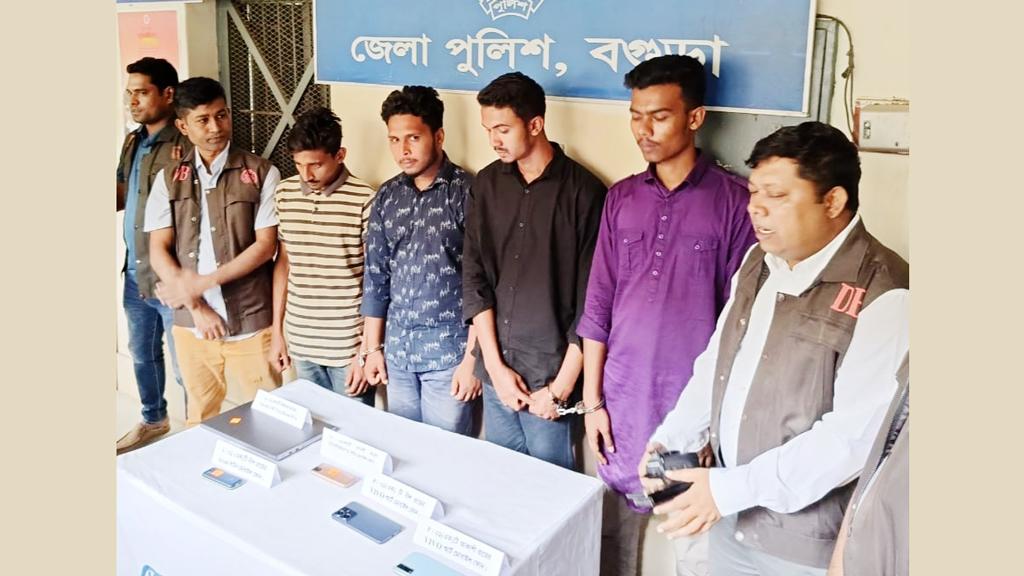 ভুয়া প্রশ্নপত্র ফাঁস চক্রের চার সদস্য গ্রেপ্তার