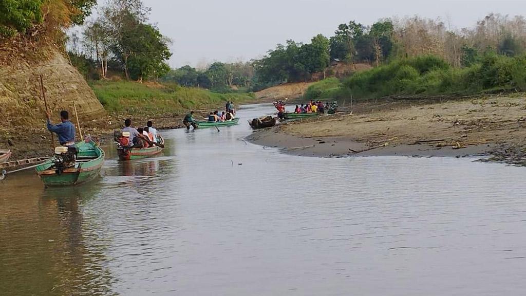 কাপ্তাই হ্রদে পানি কমেছে আটকে যাচ্ছে নৌকা