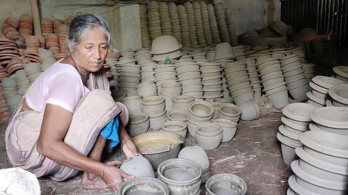 কালের বিবর্তনে হারিয়ে যেতে বসেছে উল্লাপাড়ার মৃৎশিল্পীরা