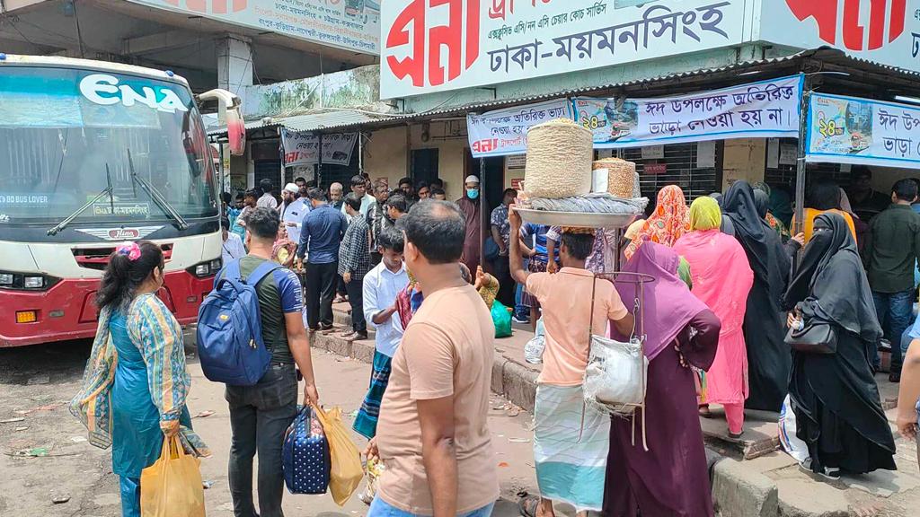 ঈদযাত্রার শেষ দিনে যাত্রী চাপ মহাখালীতে, বাড়তি ভাড়ার অভিযোগ