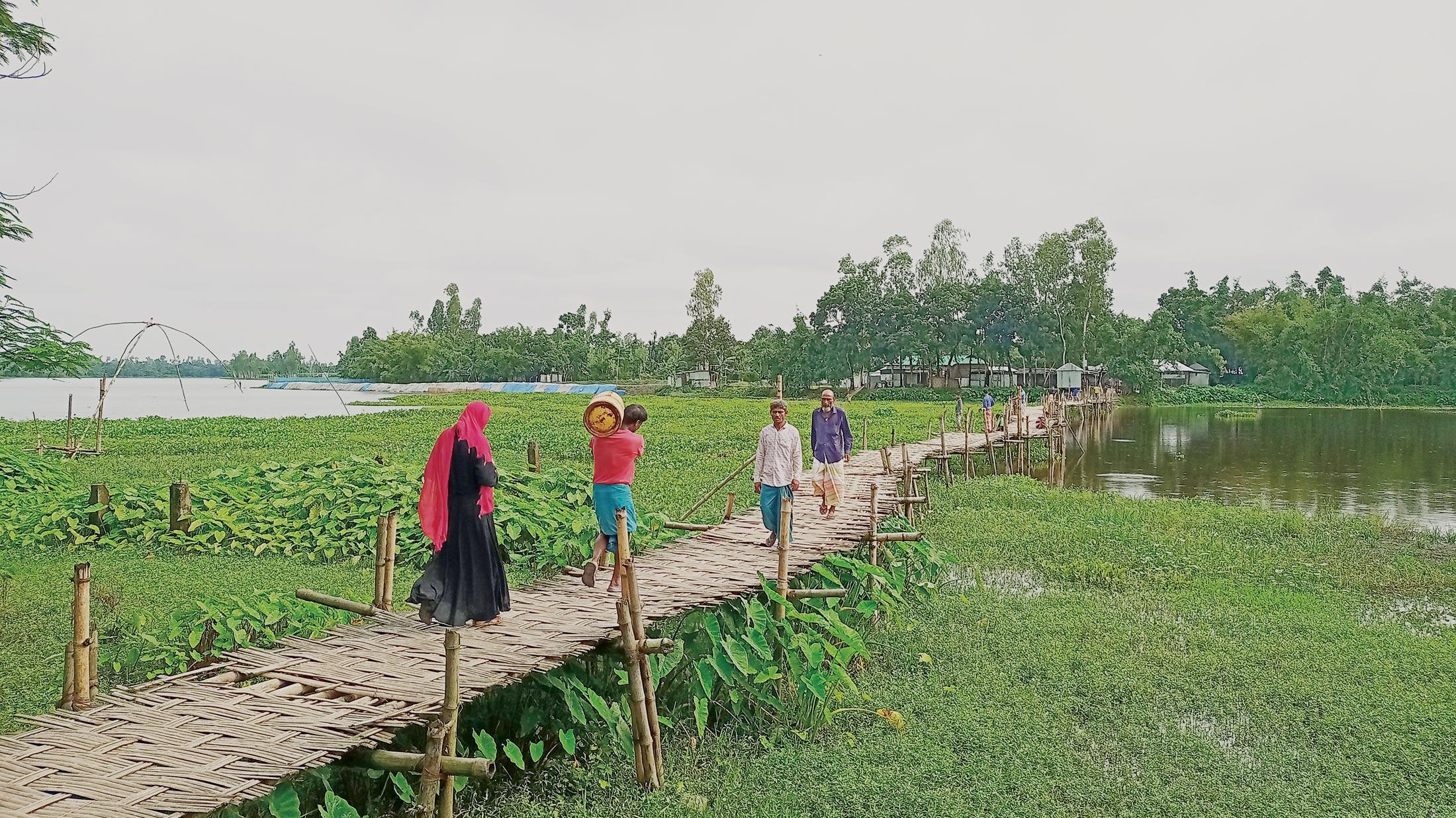 নড়বড়ে বাঁশের সাঁকোই ভরসা