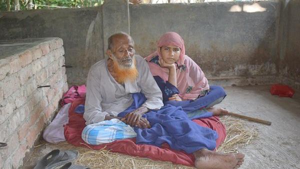 ঘর হারিয়ে থাকছেন প্রতিবেশীর গোয়াল ঘরে