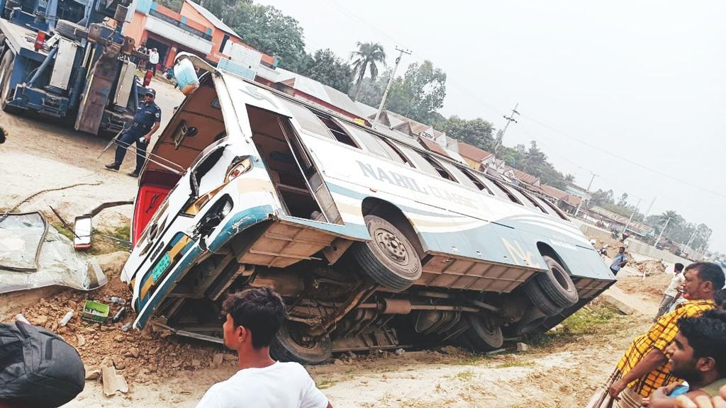 শেরপুরে বাসের ধাক্কায় ইজিবাইকের যাত্রী নিহত, আহত ৩ 