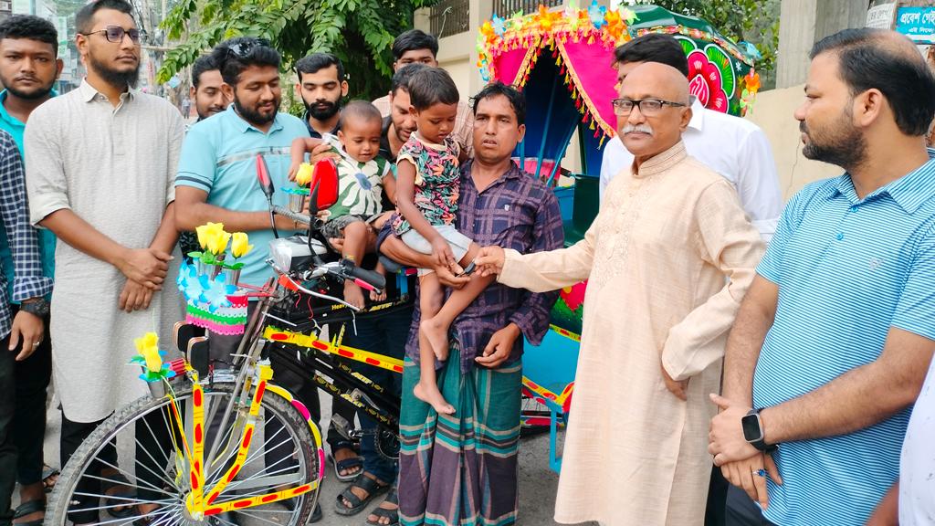 তথ্যমন্ত্রীর উপহারের রিকশা পেলেন মা হারা দুই শিশুর বাবা