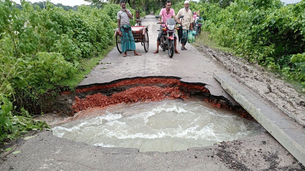 জোয়ারের পানিতে মঠবাড়িয়ার সড়ক ভেঙে ১০ গ্রামের যোগাযোগ বিচ্ছিন্ন