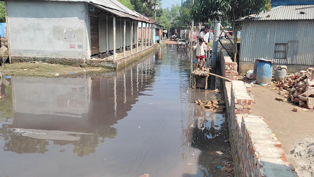 বছরজুড়েই হাঁটুপানি