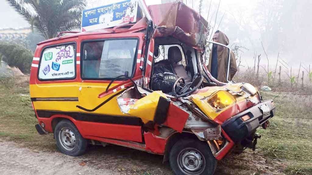 দাঁড়িয়ে থাকা ট্রাকে ধাক্কা, অ্যাম্বুলেন্স চালক নিহত