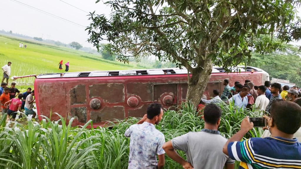 মোবাইল ফোনে ব্যস্ত চালক, বাস উল্টে নিহত ২ 