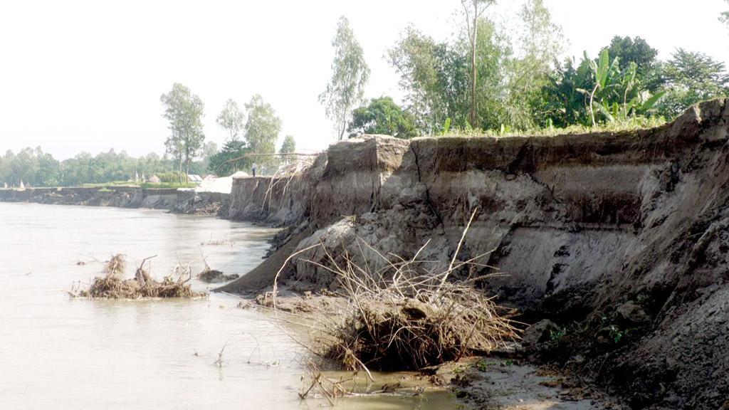 যমুনায় ভাঙন চলছে, আতঙ্কে মানুষ